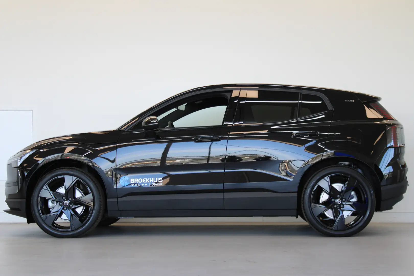 Volvo EX30 Extended Range 272PK Plus 69kWh | 20" | Black Pack Zwart - 2