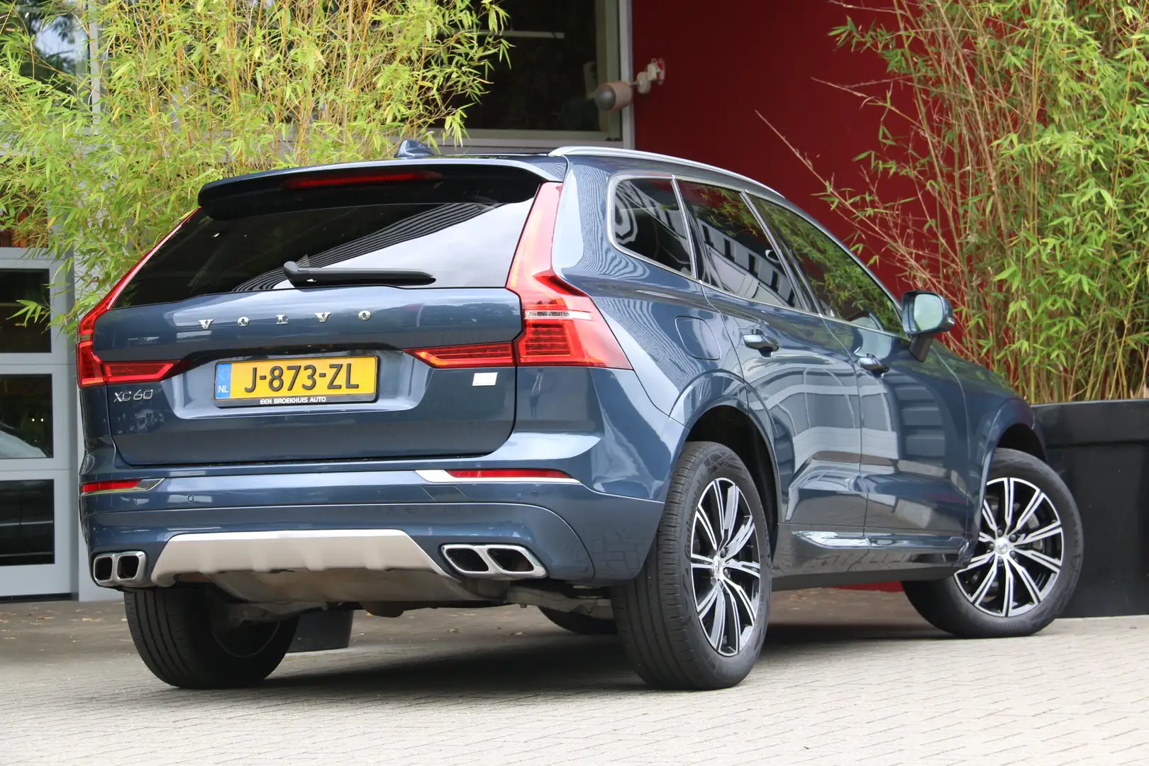 Volvo XC60 2.0 Recharge T6 AWD Inscription | Trekhaak | Panor Blauw - 2