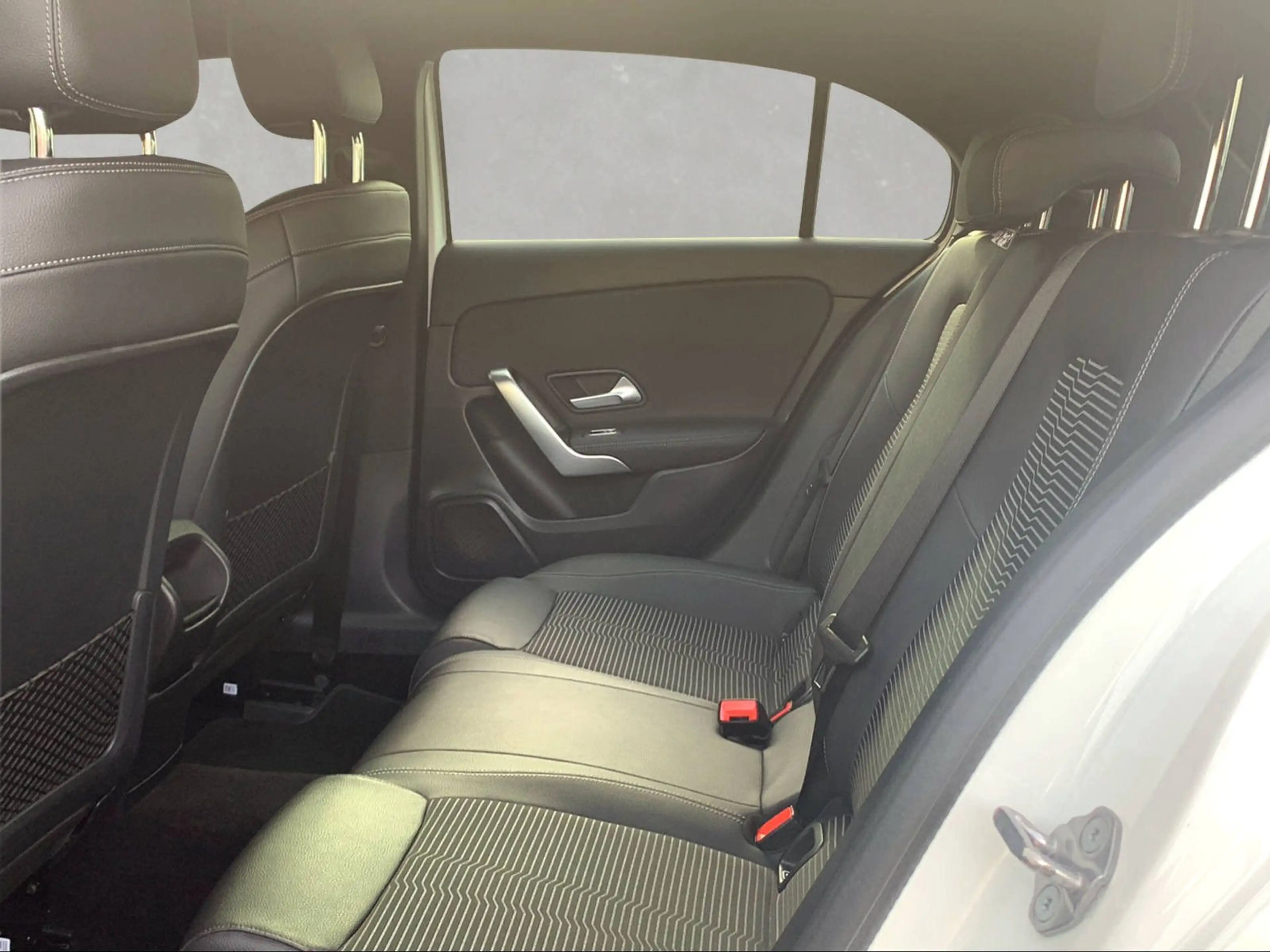 Mercedes-Benz A 200 erst 57.700 KM!! Widescreen 18" AMG MBUX — photo 11