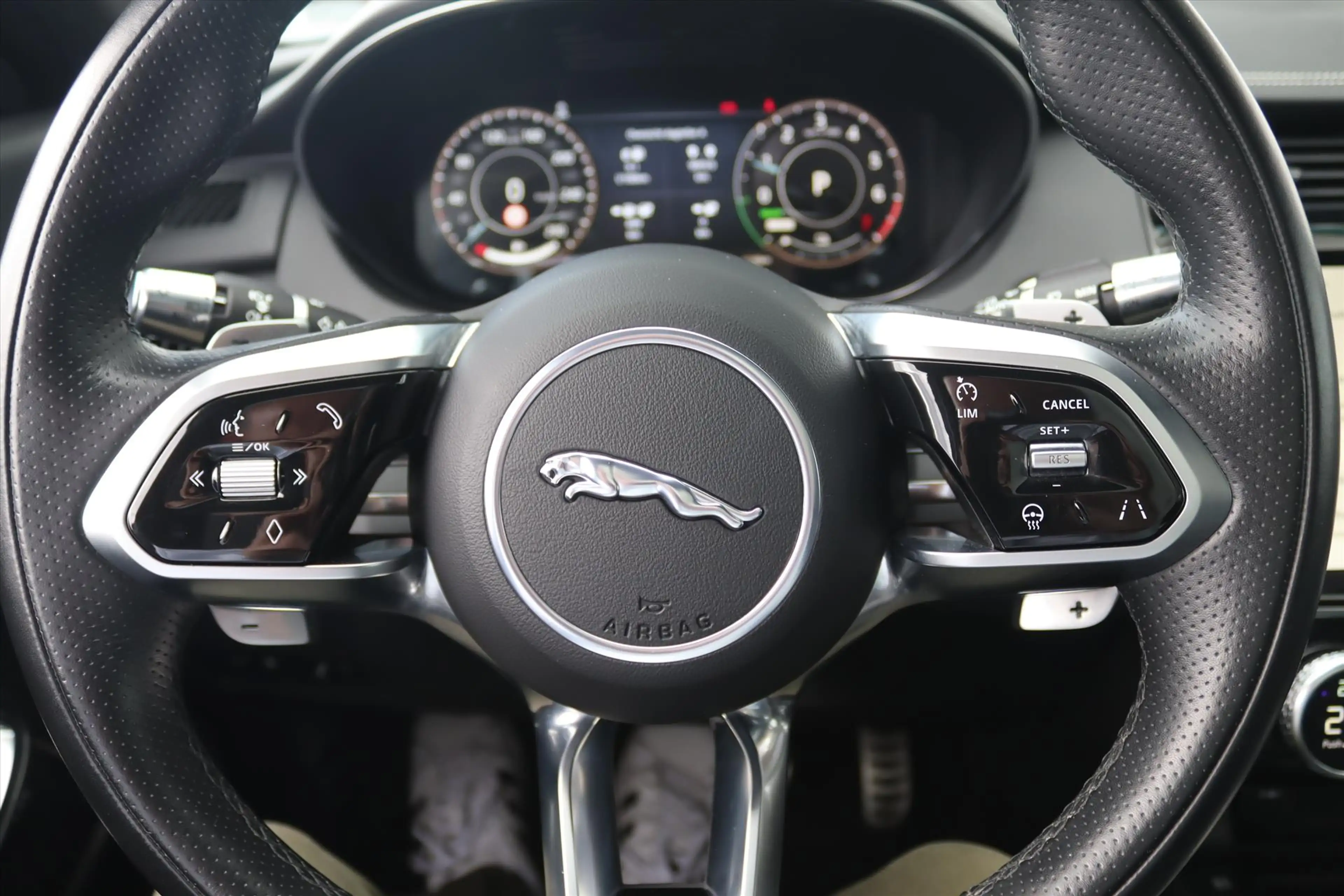 Jaguar E-Pace 1.5 P300e 309PK AWD R-DYNAMIC SE Panodak | HiFi | — photo 32