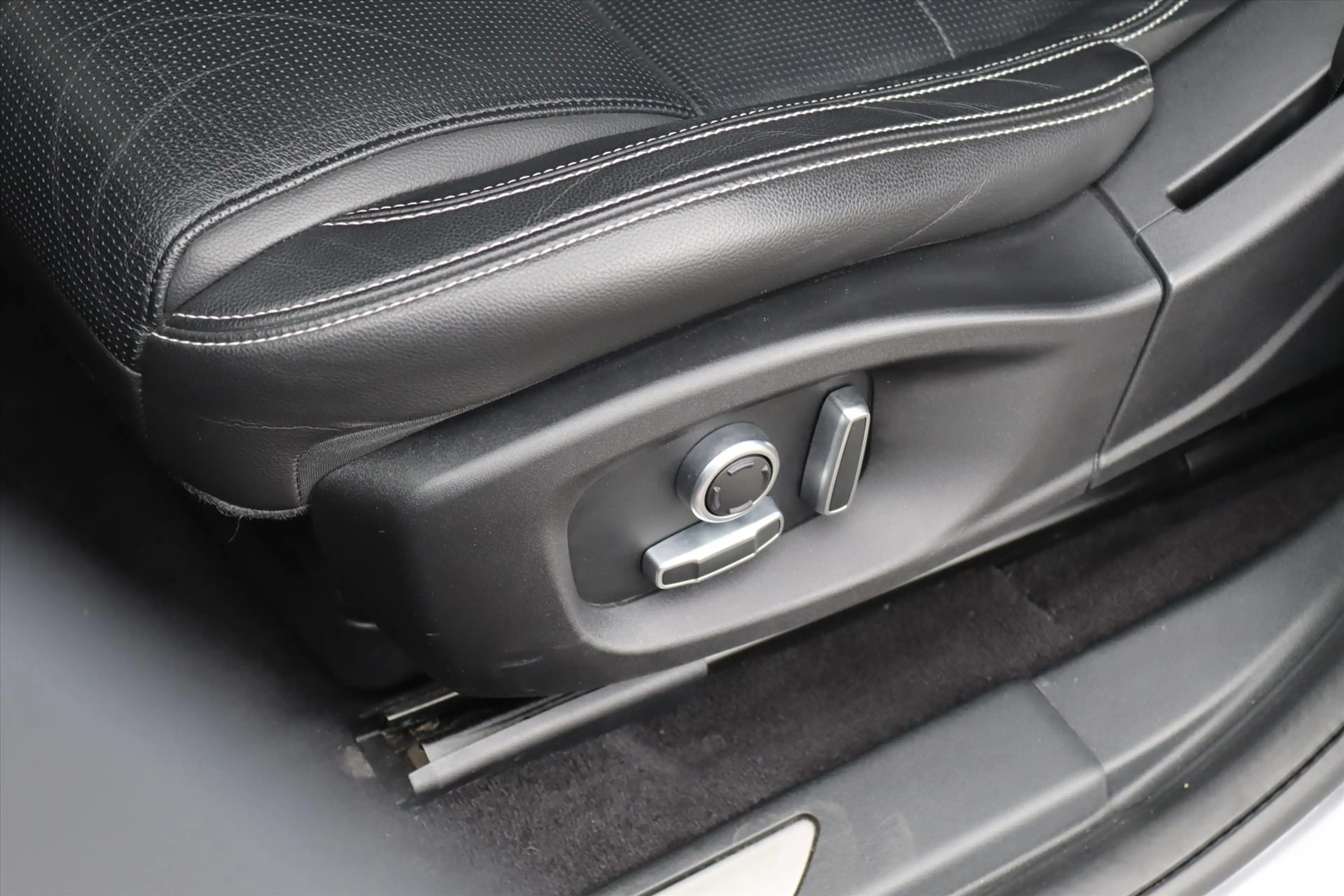 Jaguar E-Pace 1.5 P300e 309PK AWD R-DYNAMIC SE Panodak | HiFi | — photo 17