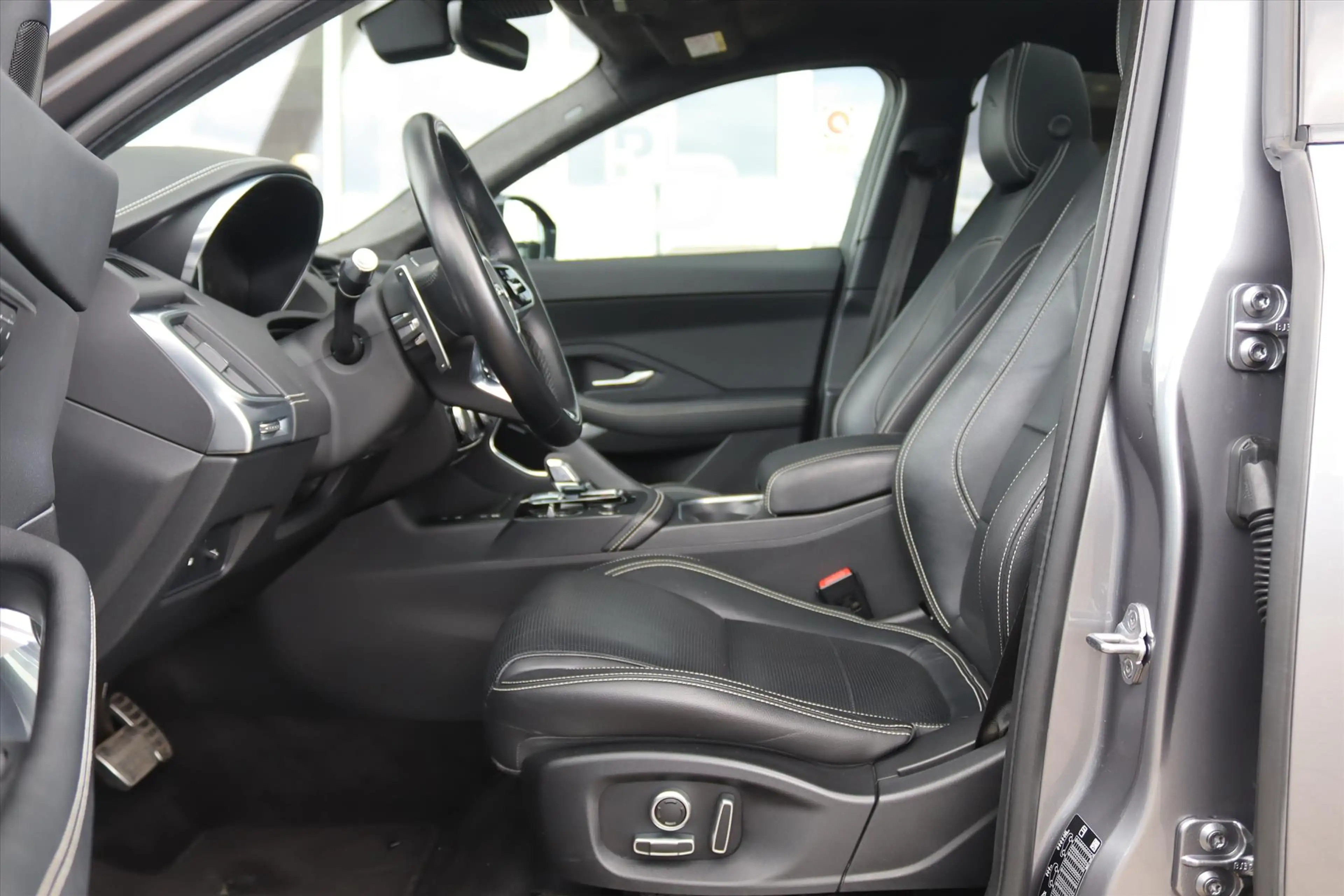 Jaguar E-Pace 1.5 P300e 309PK AWD R-DYNAMIC SE Panodak | HiFi | — photo 9