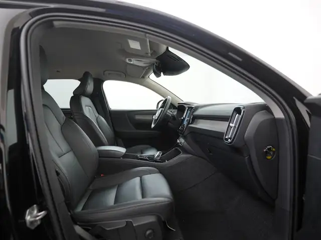 Volvo XC40 view 3