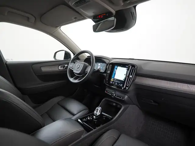 Volvo XC40 view 2