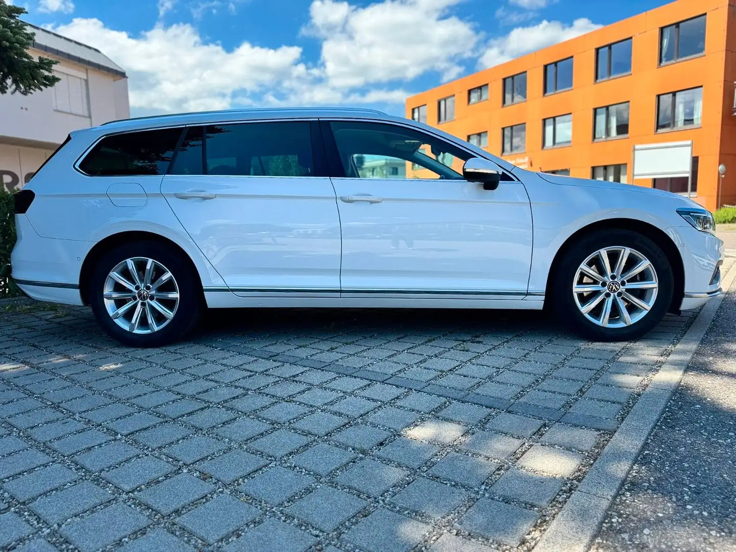 Volkswagen Passat Variant 2.0TDI 4Motion DSG IQ. Matrix AHK Blanc - 2