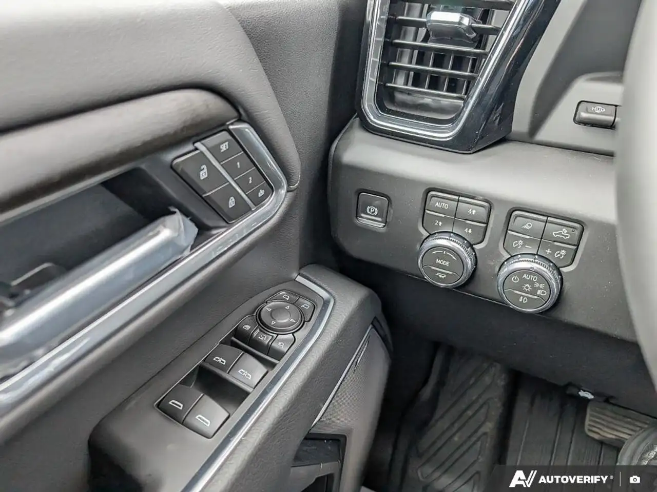 GMC Sierra 3500HD снимка GMC Sierra 3500HD
