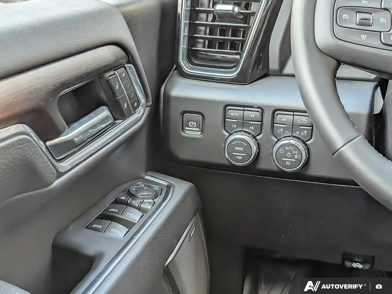 GMC Sierra 3500HD снимка GMC Sierra 3500HD