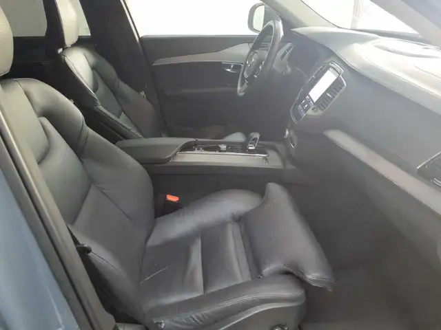 Volvo XC90 view 8