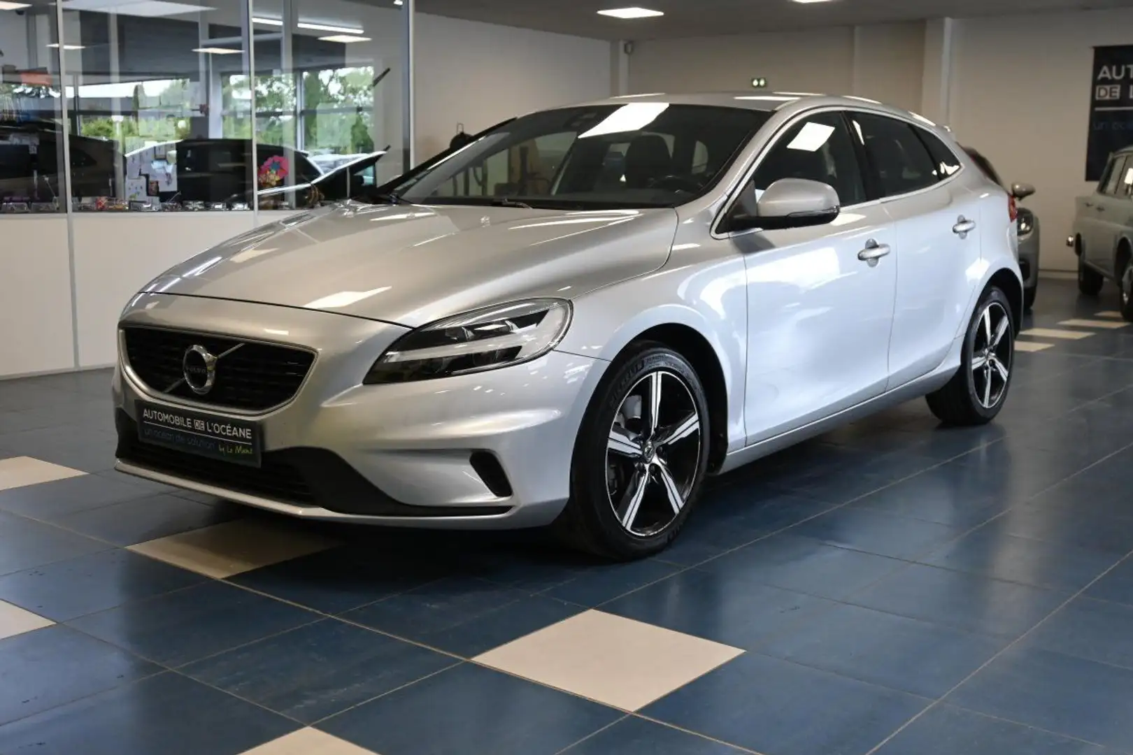 Volvo V40 D3 150 Geartronic 6 R-Design Gris - 1