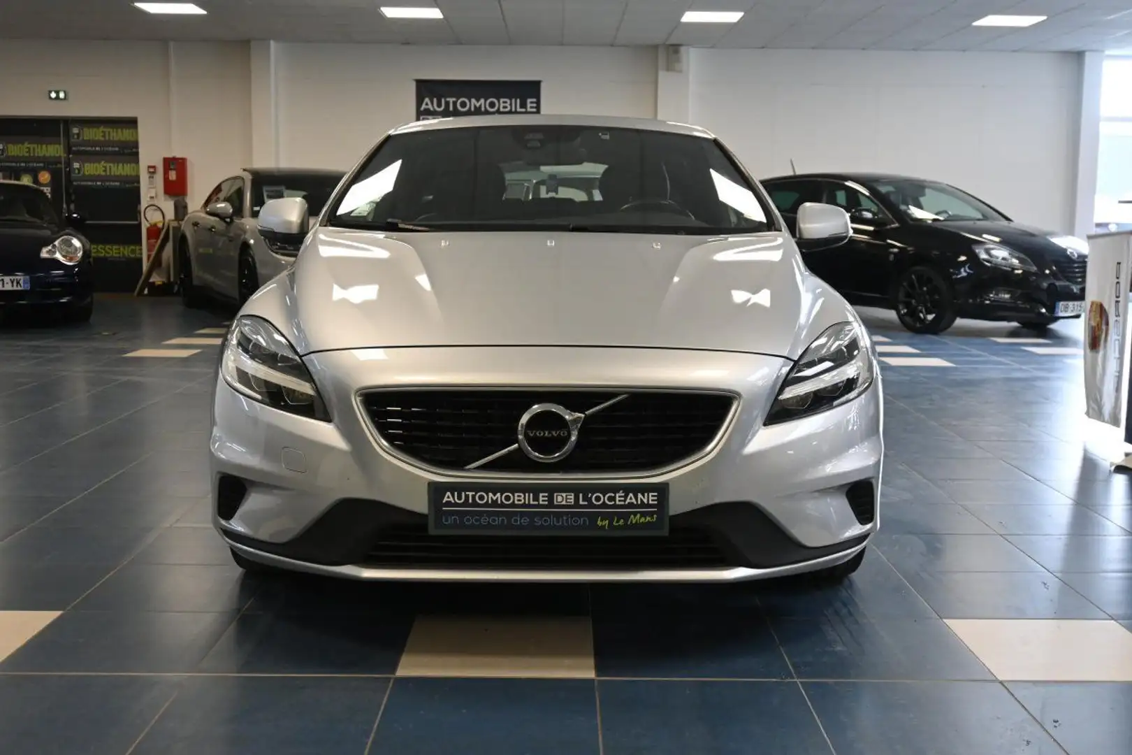 Volvo V40 D3 150 Geartronic 6 R-Design Gris - 2