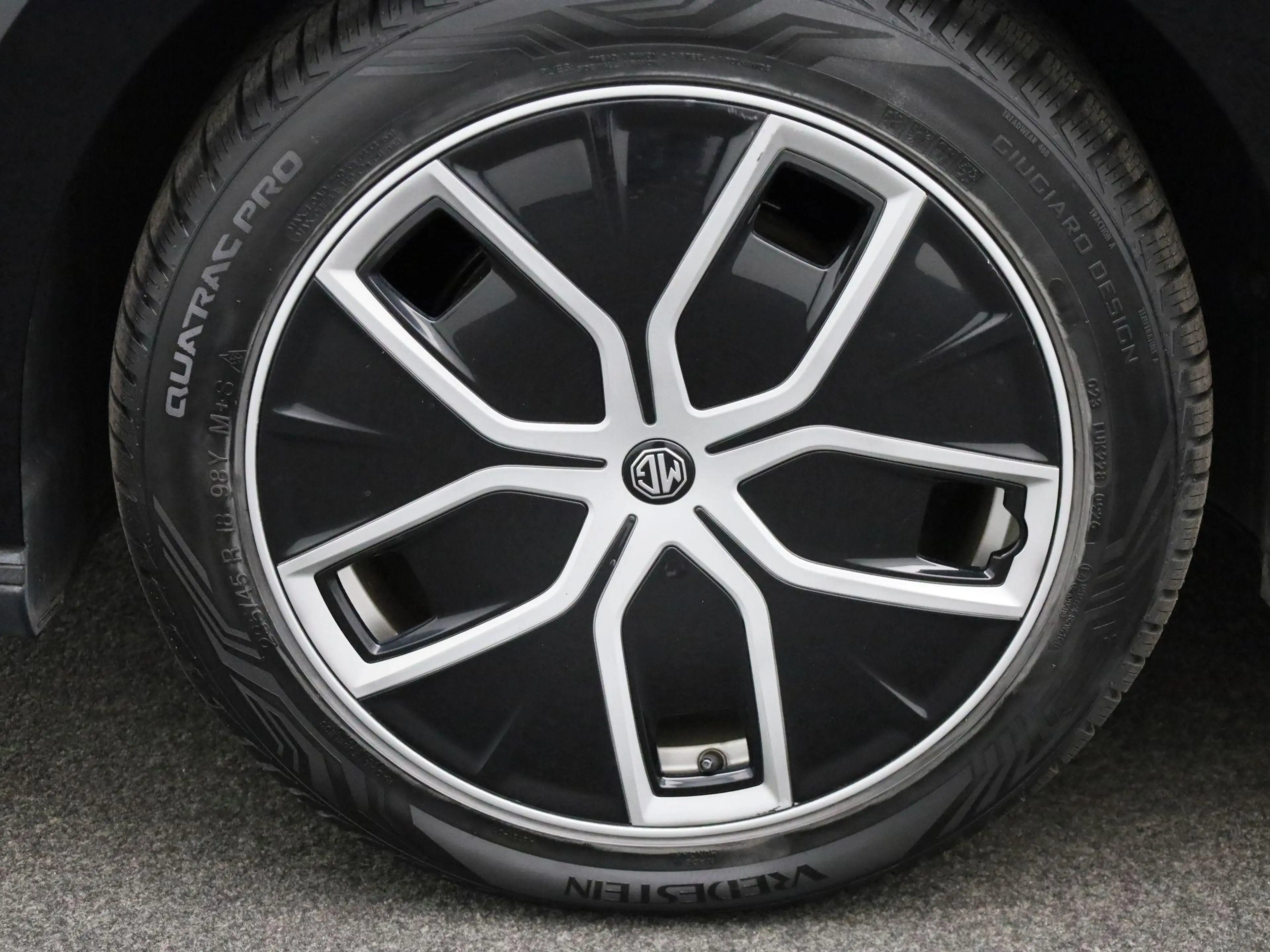 MG MG4 64 kWh Luxury — photo 14
