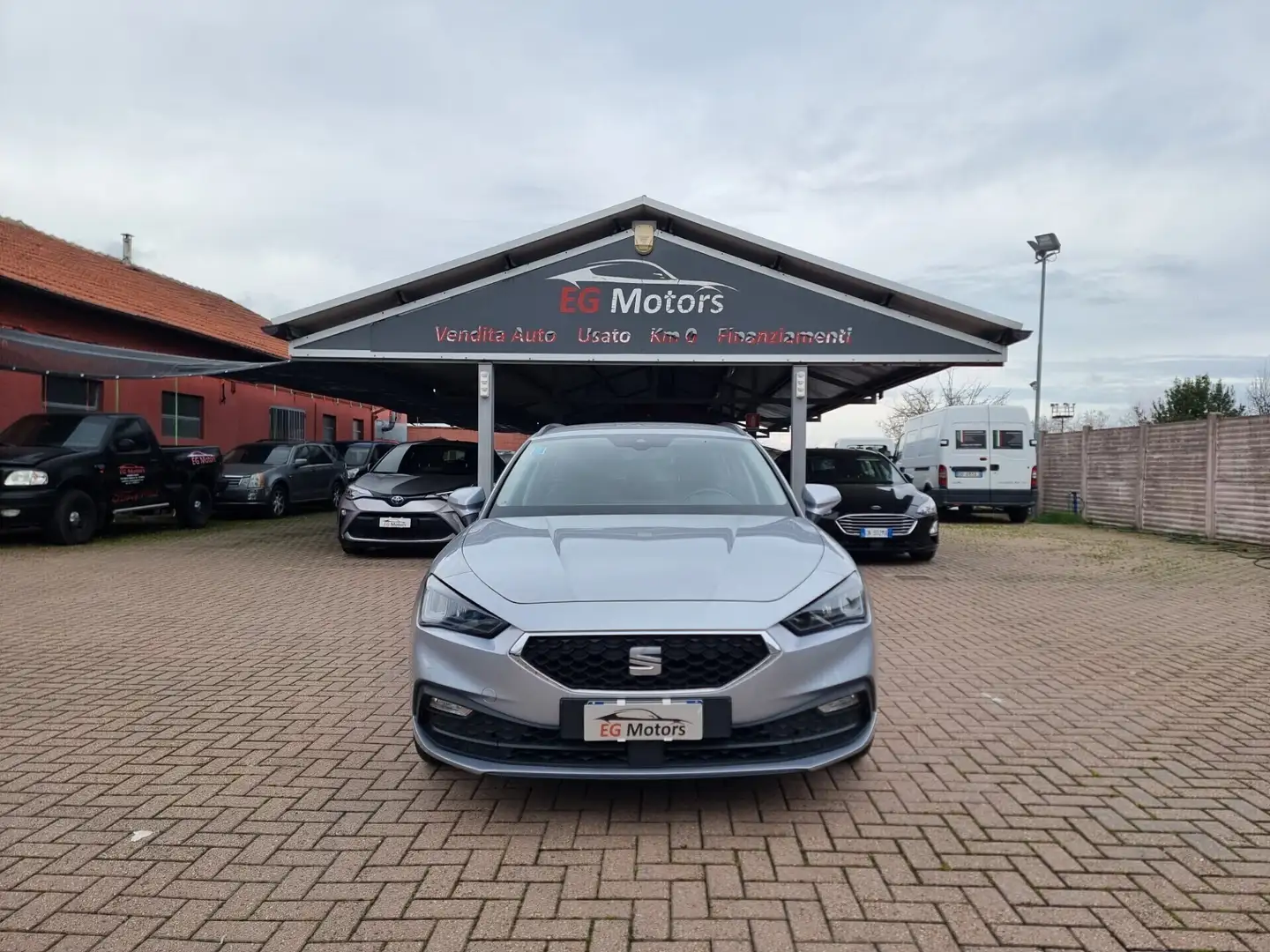 SEAT Leon Sportstourer 1.0 eTSI 110 CV DSG Style Gris - 2