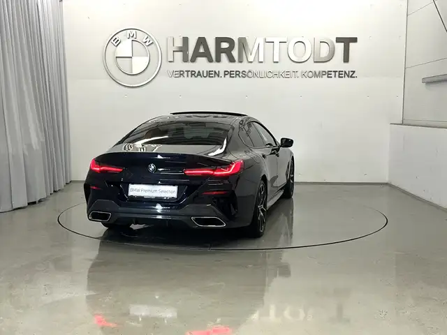 BMW 8 Series view 6