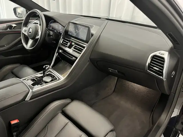 BMW 8 Series view 9