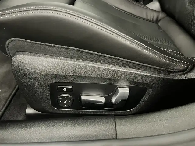 BMW 8 Series view 17