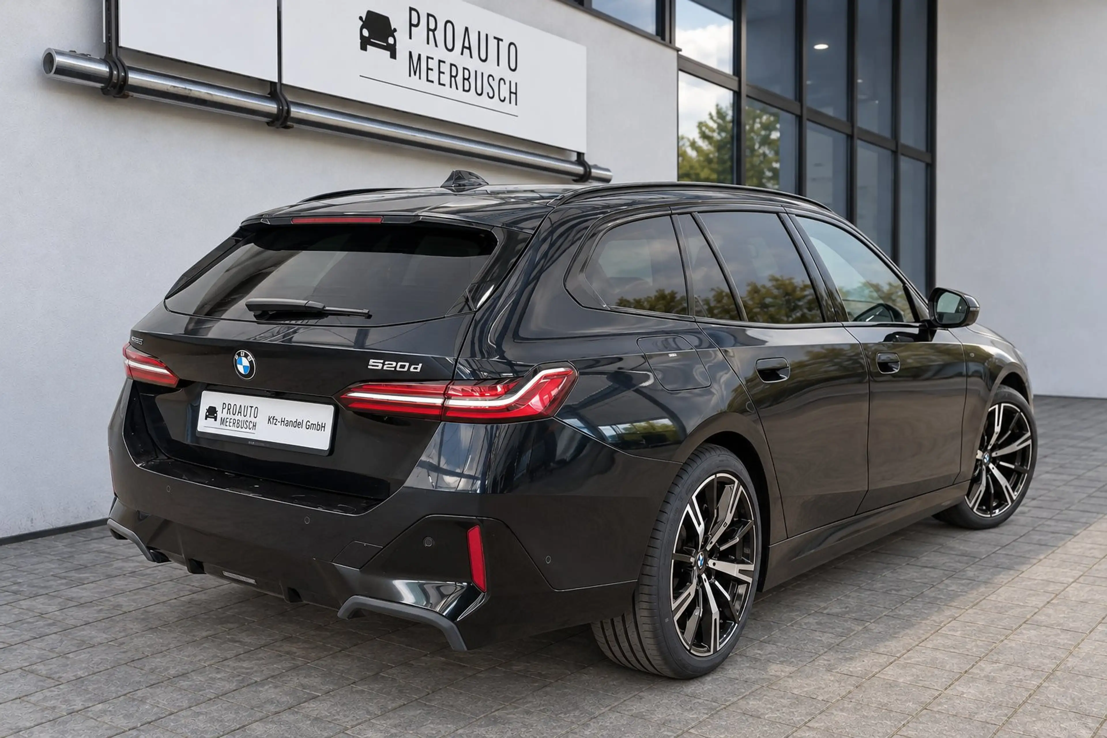 BMW 520 d xDrive M Sport STNDHZNG/HUD/ACC/MMRY/AHK/360 — photo 3