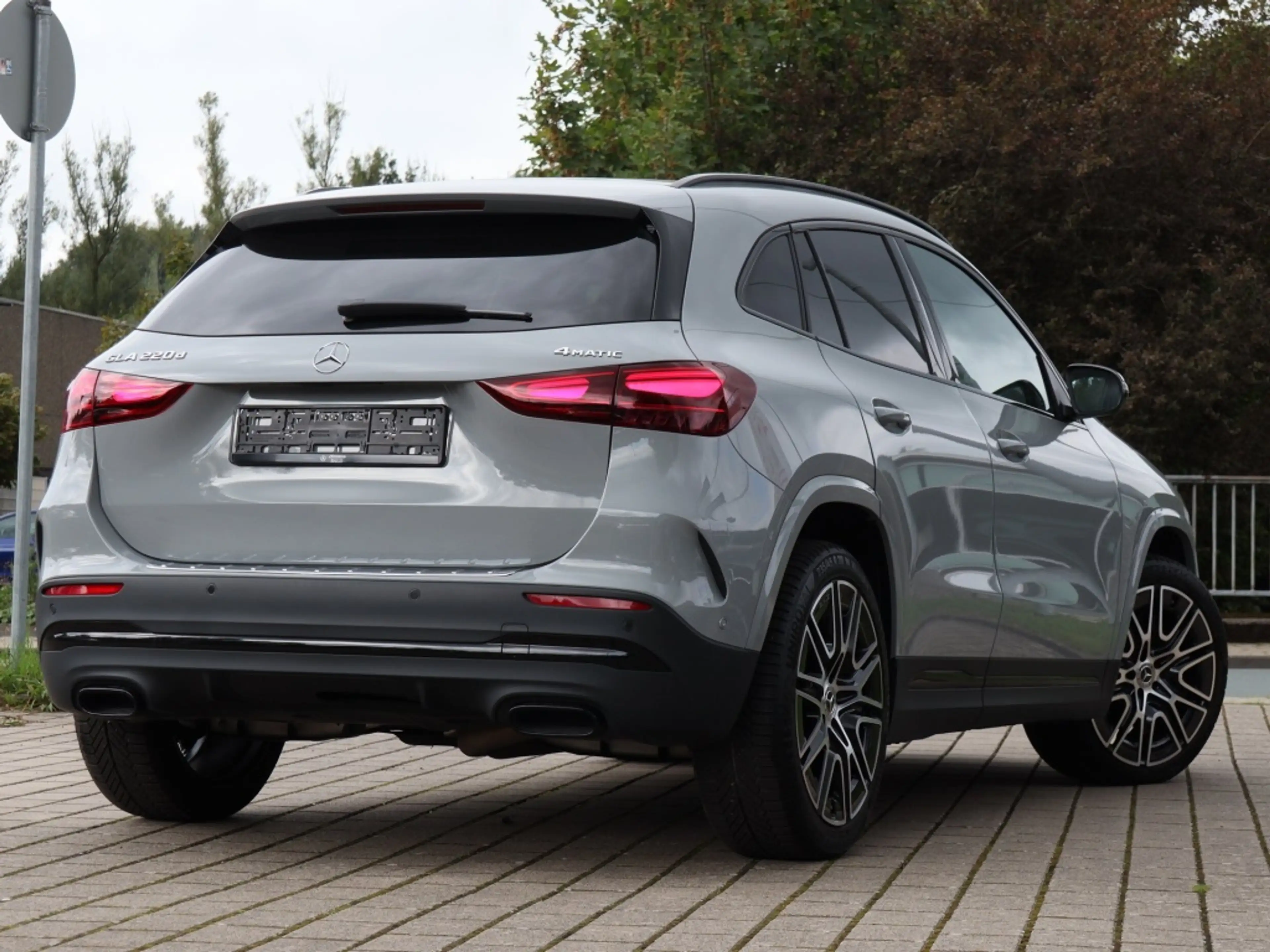 Mercedes-Benz GLA 220 d 4MATIC AMG-Sport+Pano+Distr+MLB+Night — photo 3