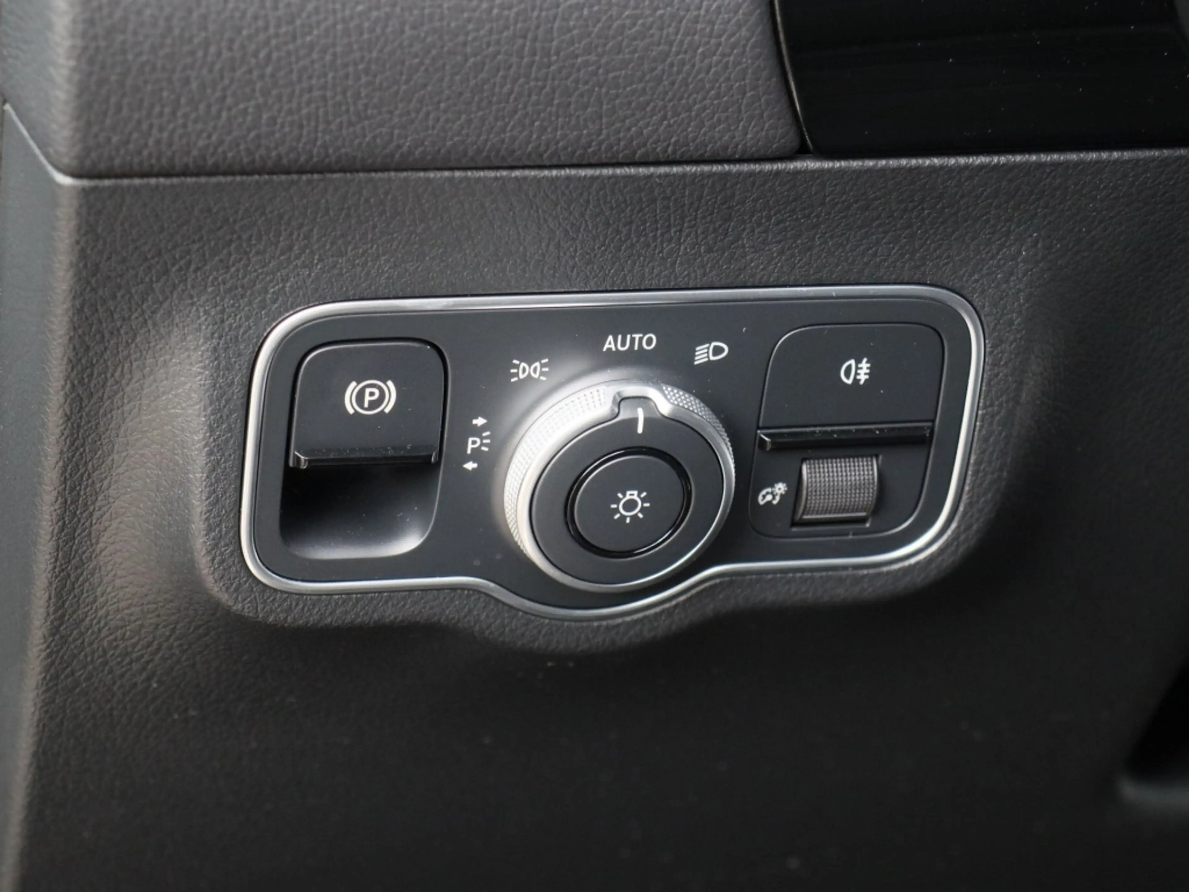 Mercedes-Benz GLA 220 d 4MATIC AMG-Sport+Pano+Distr+MLB+Night — photo 15