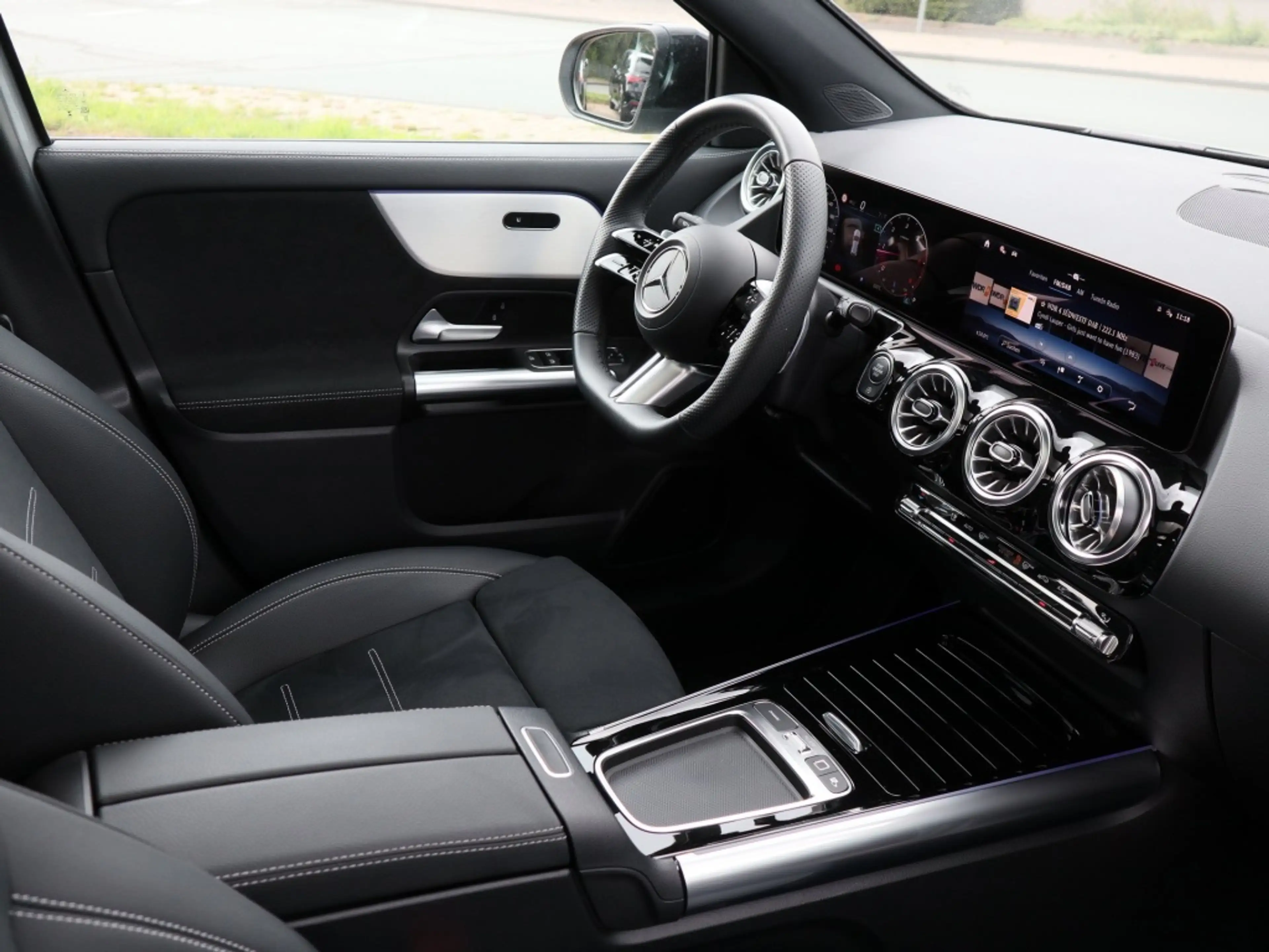 Mercedes-Benz GLA 220 d 4MATIC AMG-Sport+Pano+Distr+MLB+Night — photo 4