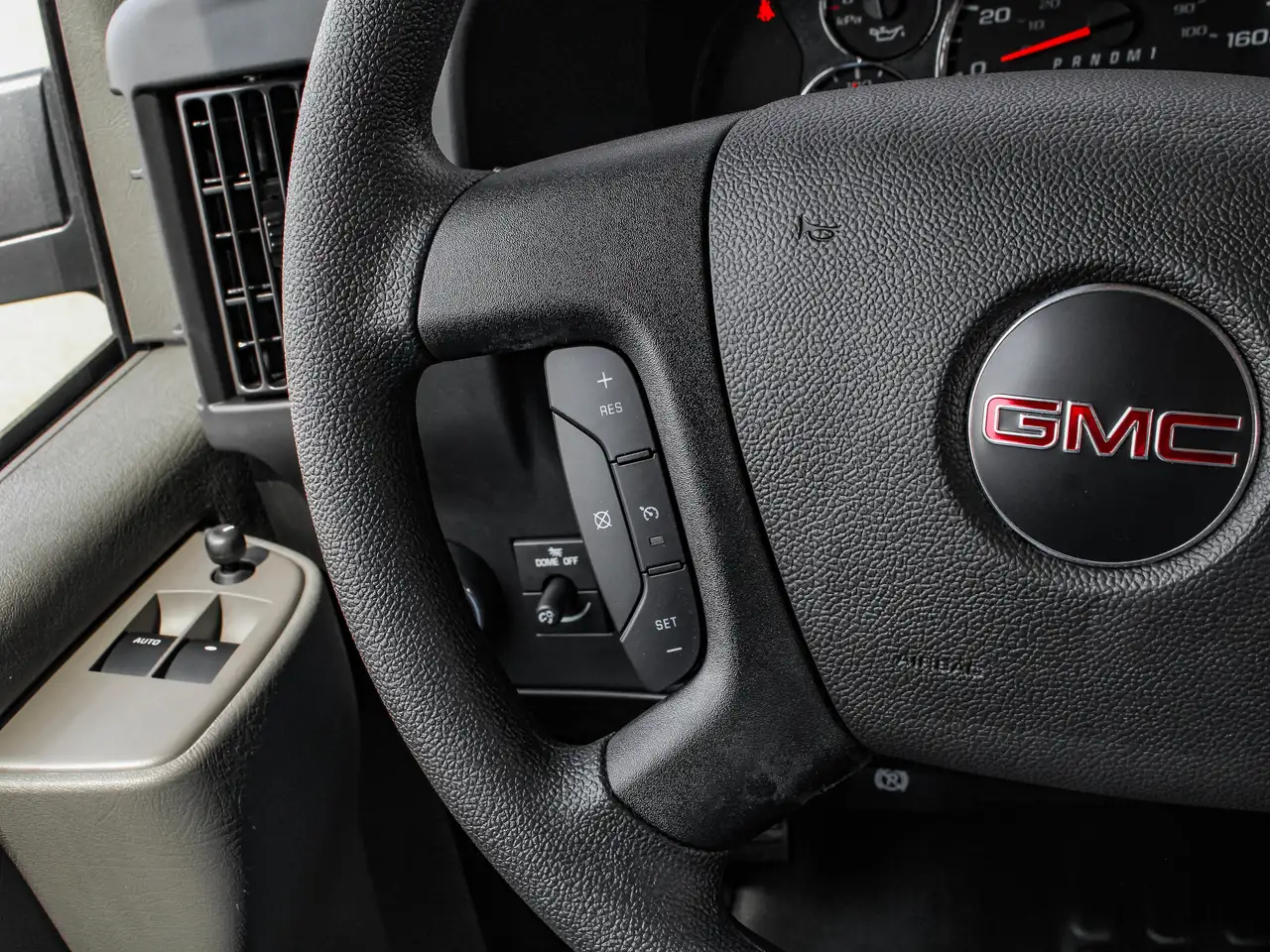GMC Savana снимка GMC Savana