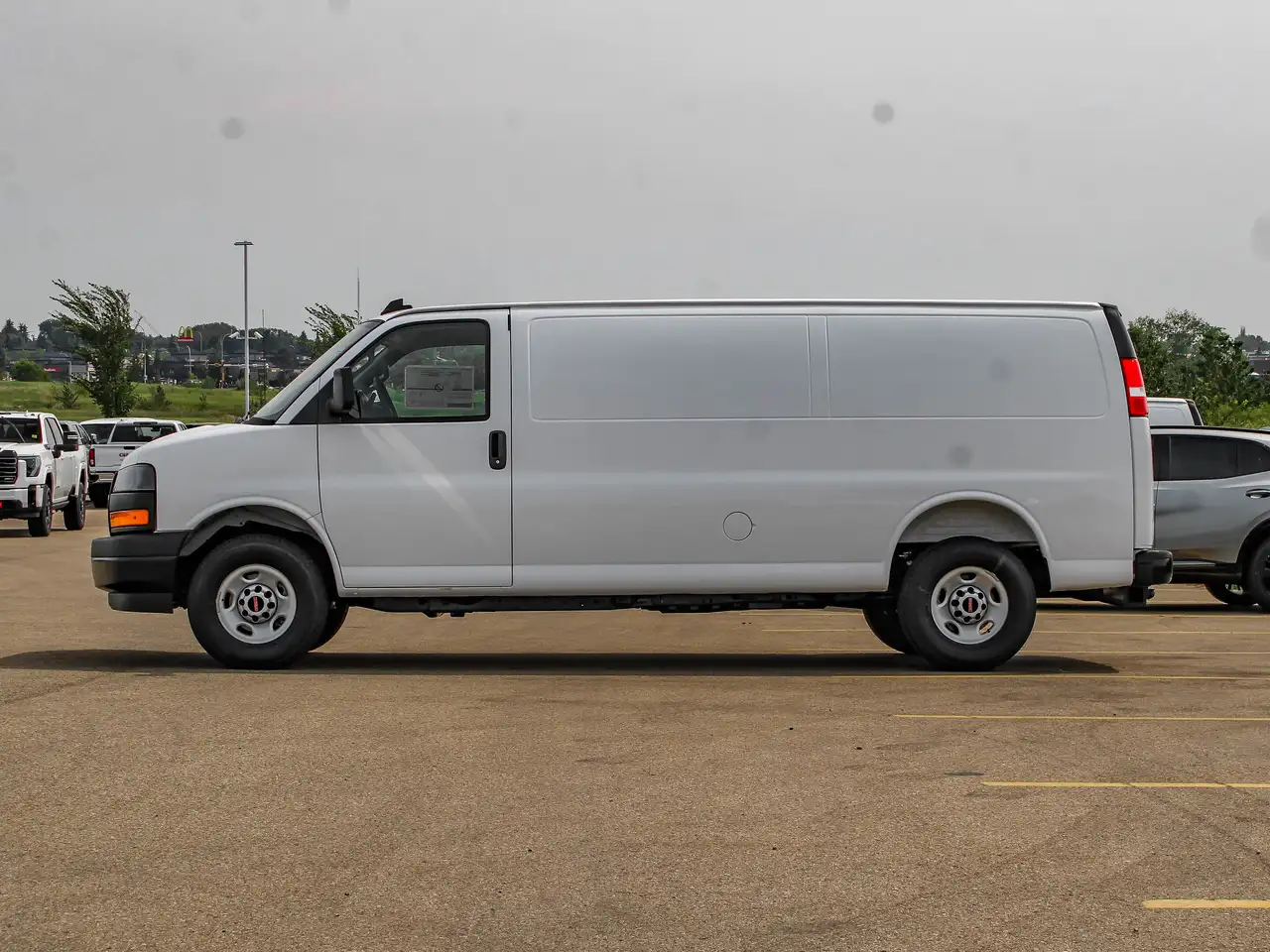 GMC Savana снимка GMC Savana