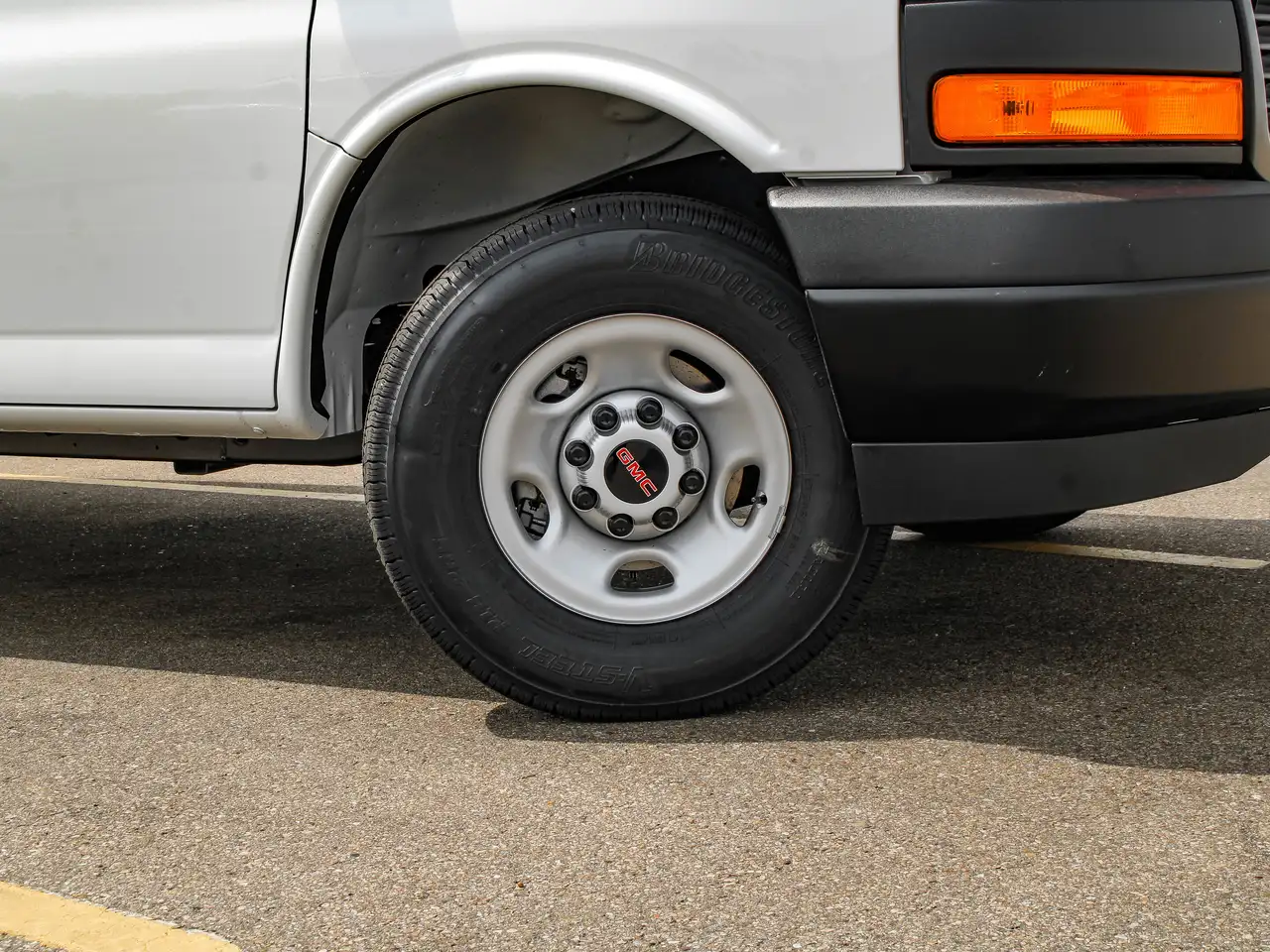 GMC Savana снимка GMC Savana