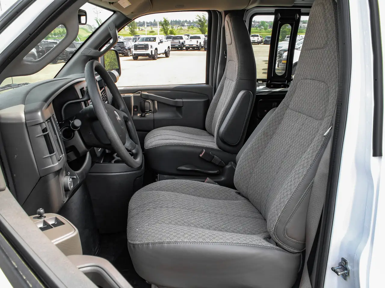 GMC Savana снимка GMC Savana