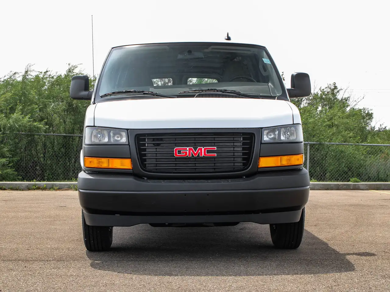 GMC Savana снимка GMC Savana