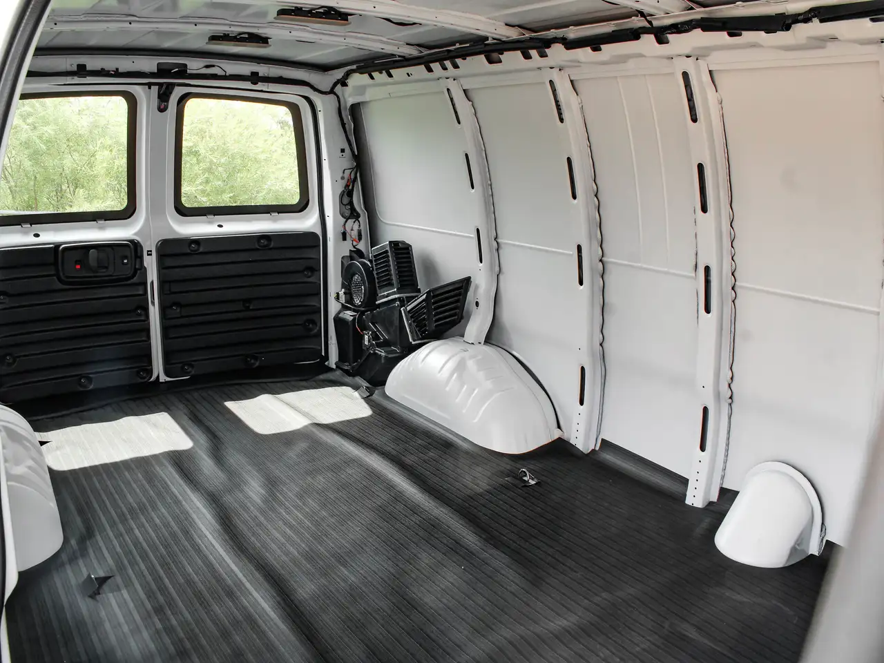 GMC Savana снимка GMC Savana