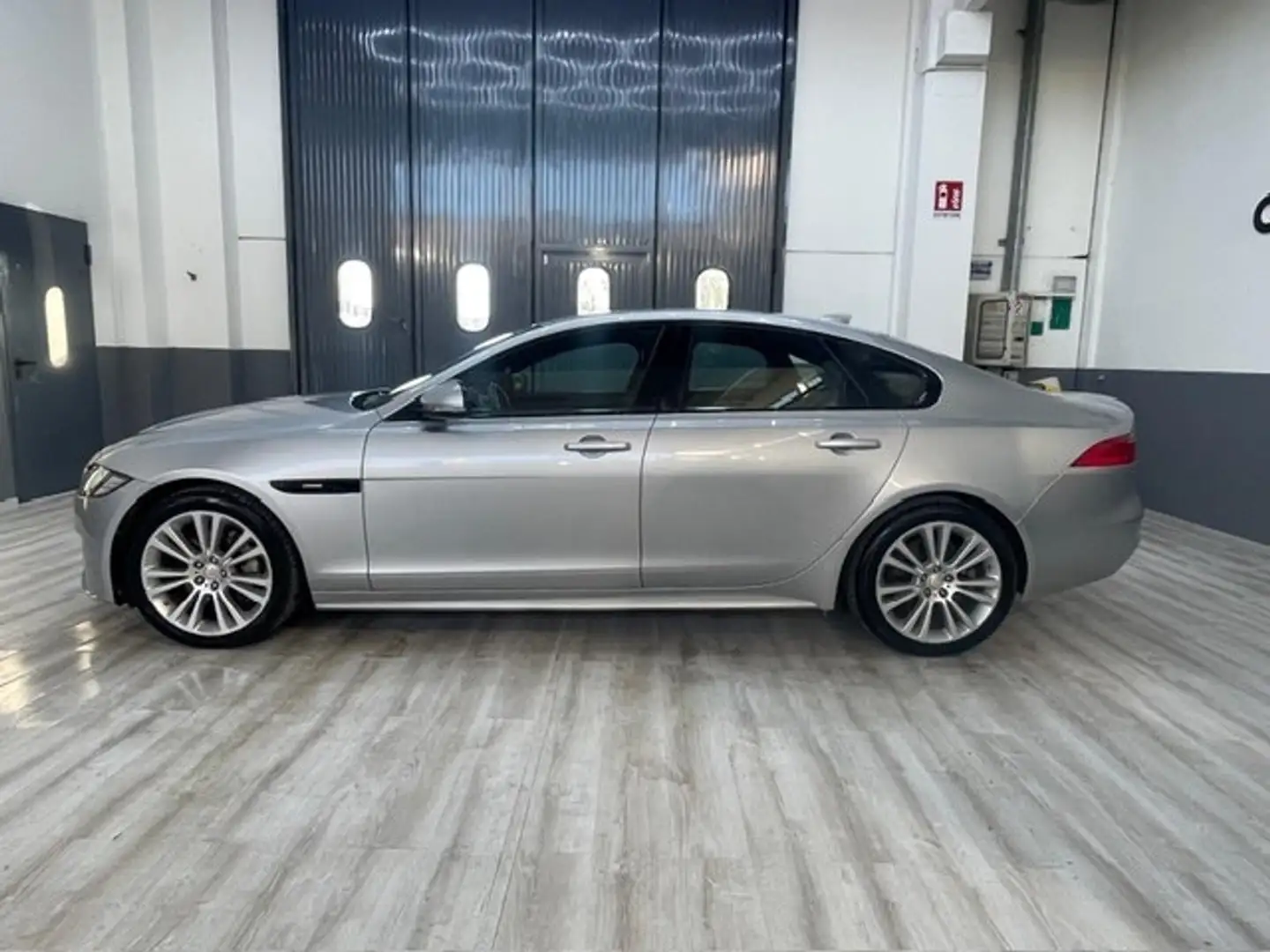 Jaguar XF XF 2.0 D 240 CV AWD aut. R-Sport Argento - 2