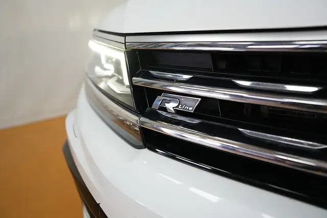 Volkswagen Tiguan view 4