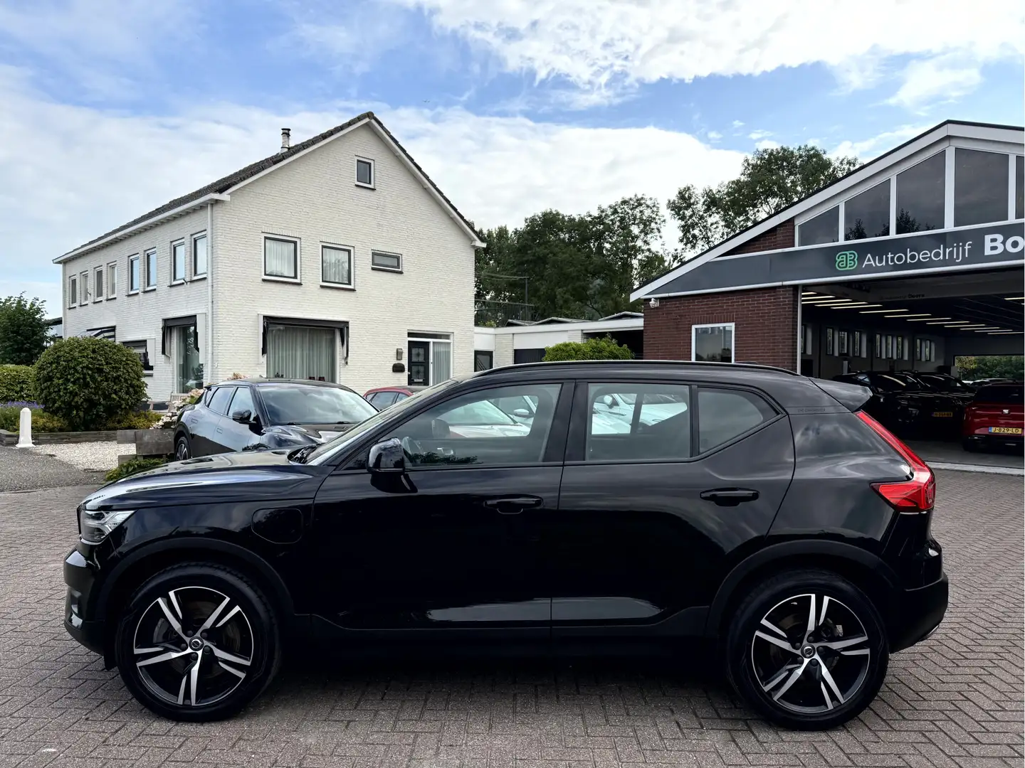 Volvo XC40 1.5 T5 Twin Engine R-Design Trekhaak, App Connect, Zwart - 2