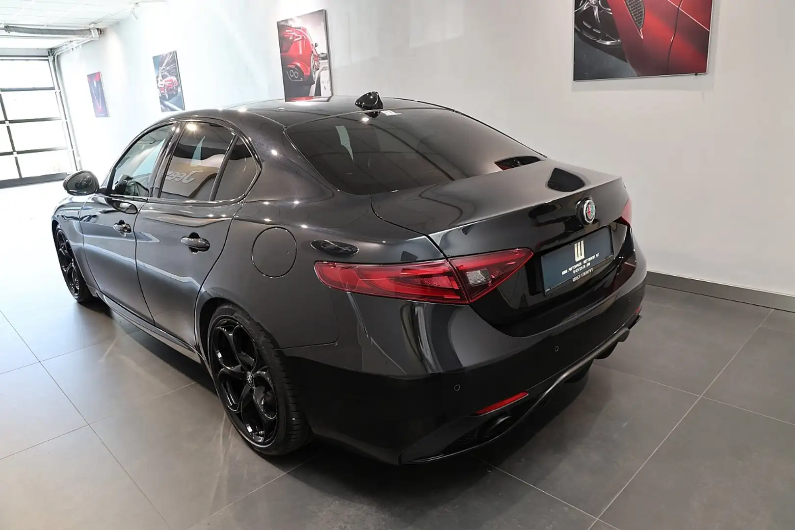 Alfa Romeo Giulia Ti + Veloce Paket 2,0 280 AT8 Q4 Schwarz - 2