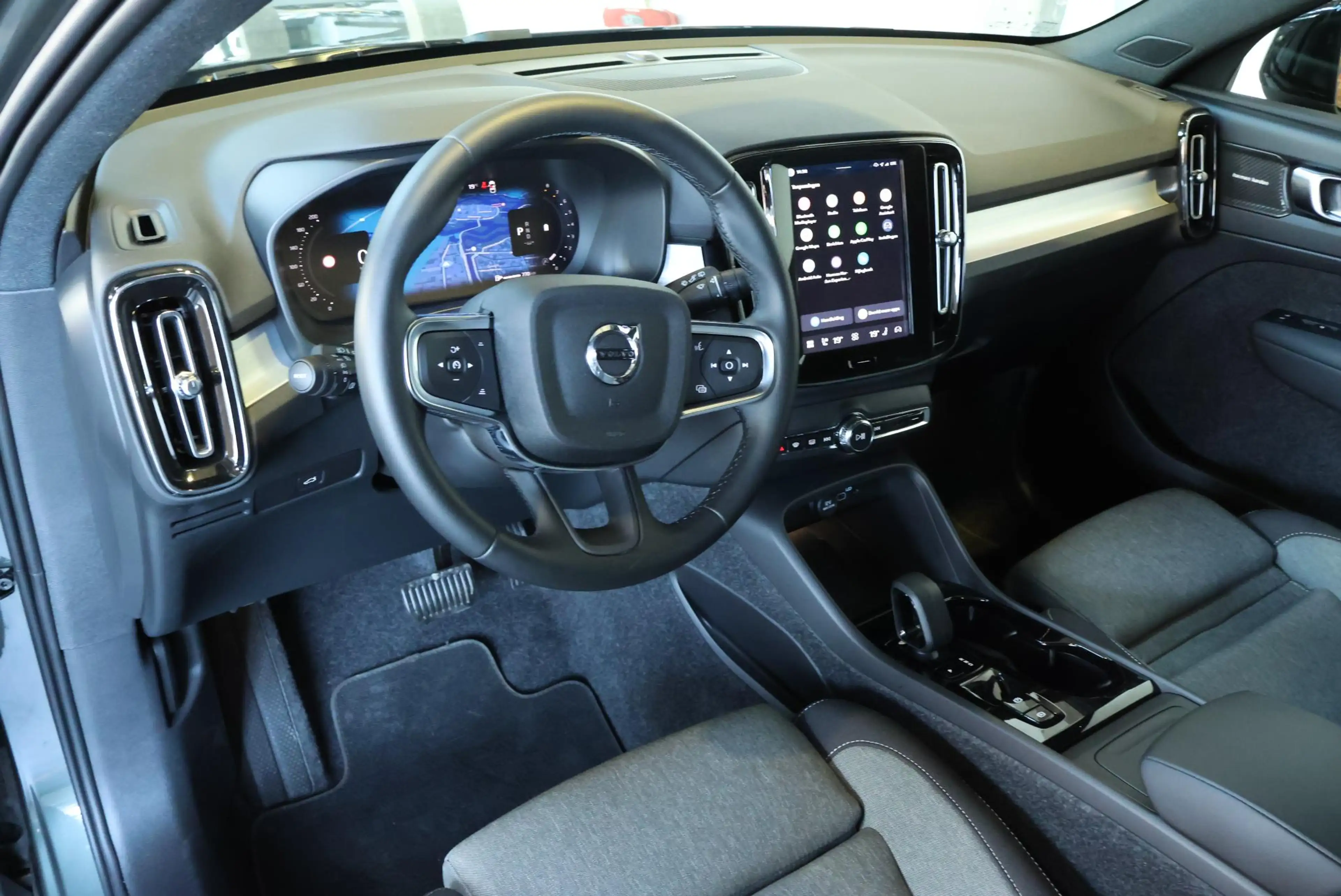 Volvo XC40 B4 Plus Dark |Semi-Electrische Wegklapbare Trekhaa — photo 2