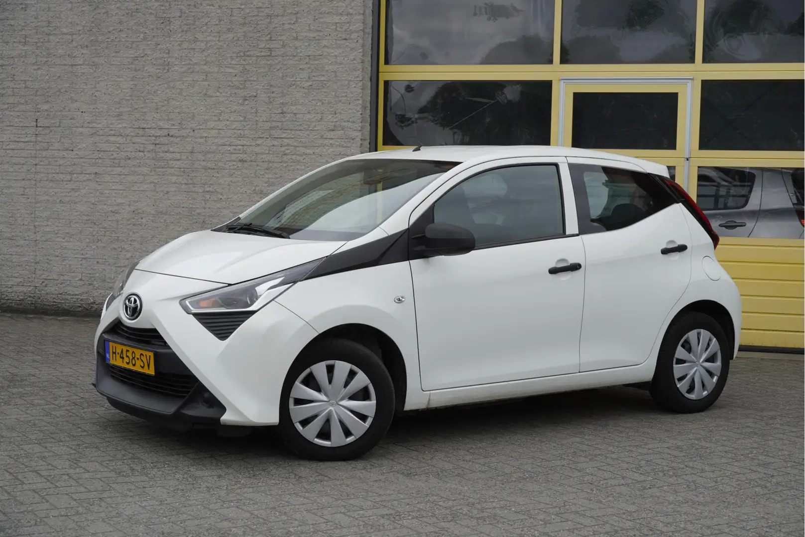 Toyota Aygo 1.0 VVT-i X-Fun BJ2020 Led | Audio | Airco | Stuur Wit - 2