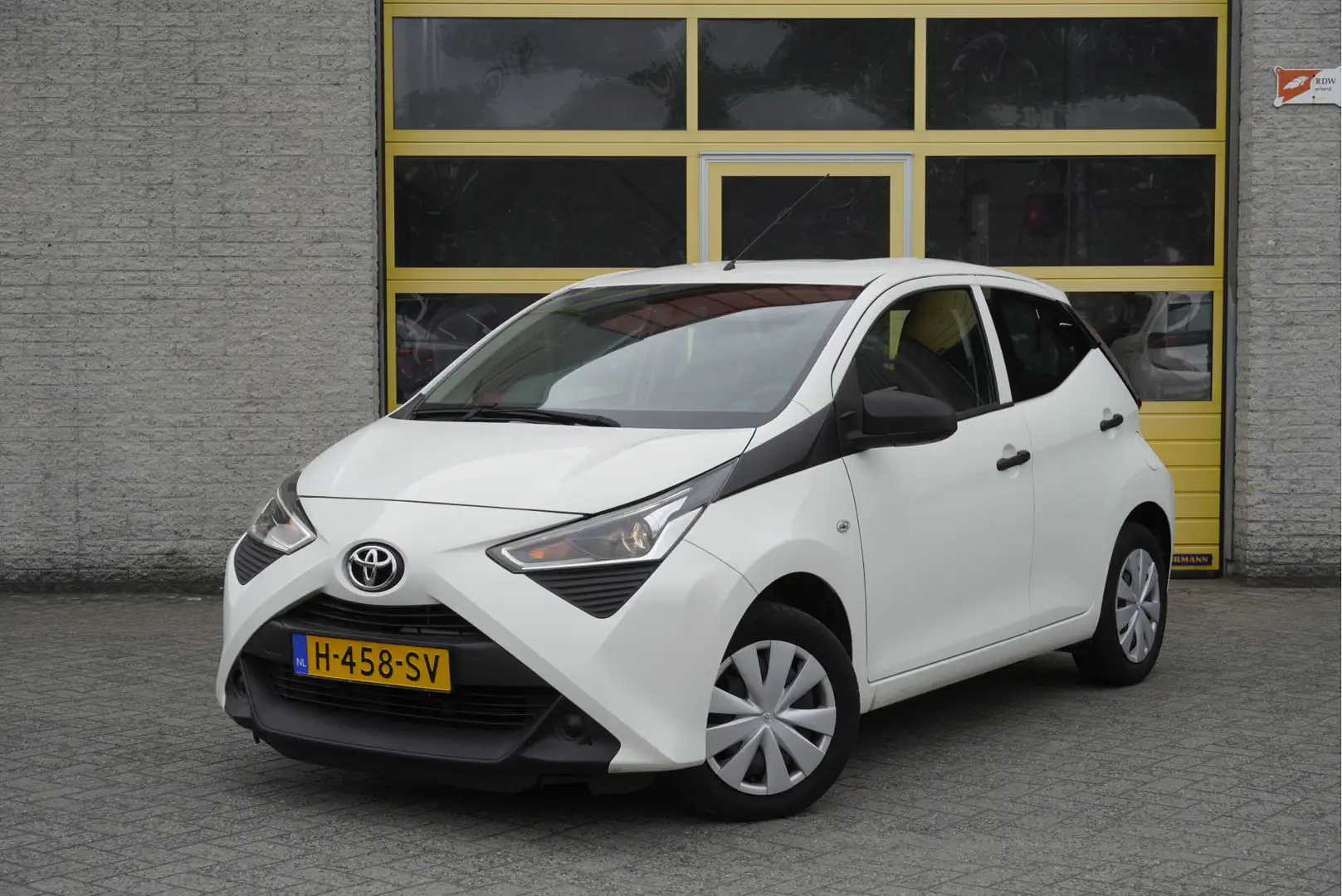 Toyota Aygo 1.0 VVT-i X-Fun BJ2020 Led | Audio | Airco | Stuur Wit - 1
