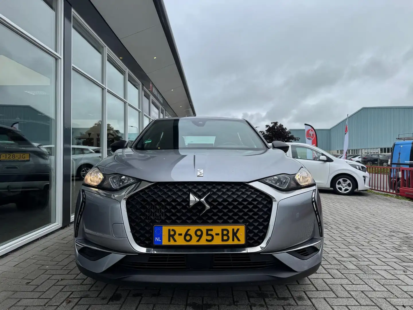 DS Automobiles DS 3 Crossback 1.2 PureTech Montmartre|Navi|Cruise|PDC|AppleCarpl Grijs - 2