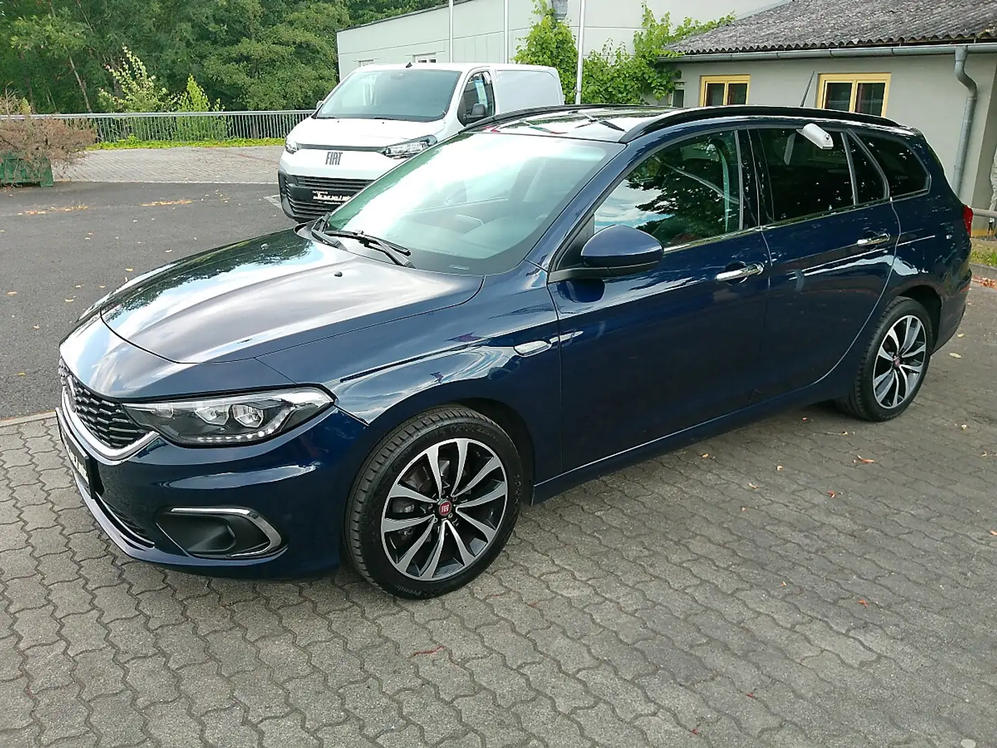 Fiat Tipo 1,6 MultiJet II 120 Start&Stop Lounge Blau - 2