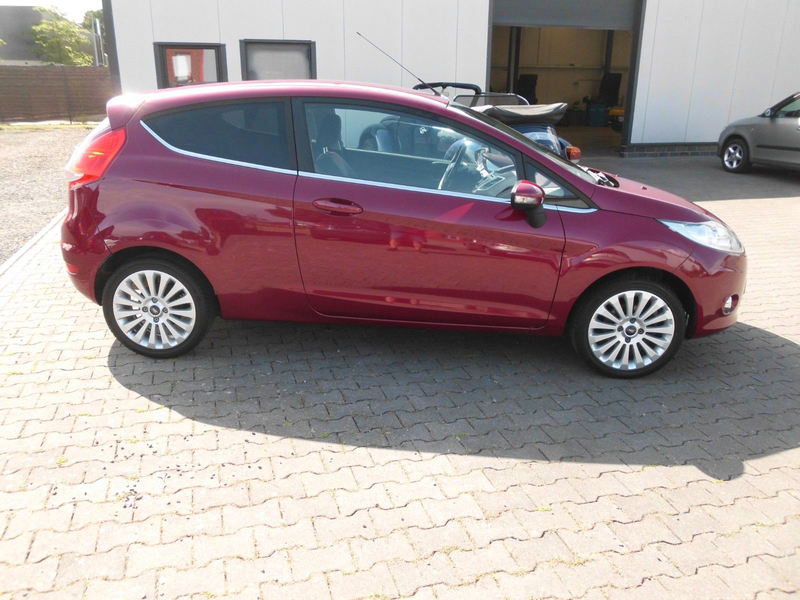Ford Fiesta 1,25 60kW Titanium schöne Ausstattung — photo 7