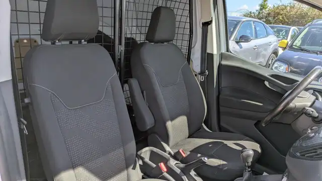 Ford Transit Courier view 10