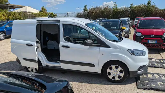 Ford Transit Courier view 3