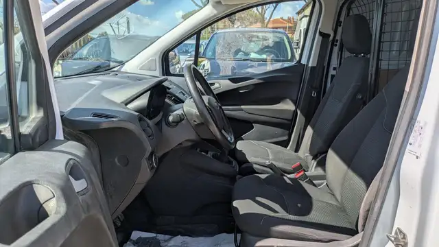 Ford Transit Courier view 4