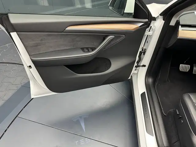 Tesla Model Y view 19