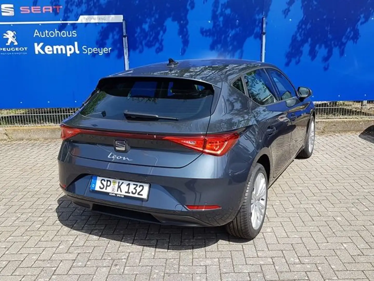 SEAT Leon 1.0 eTSI OPF DSG Style Edition Grau - 2