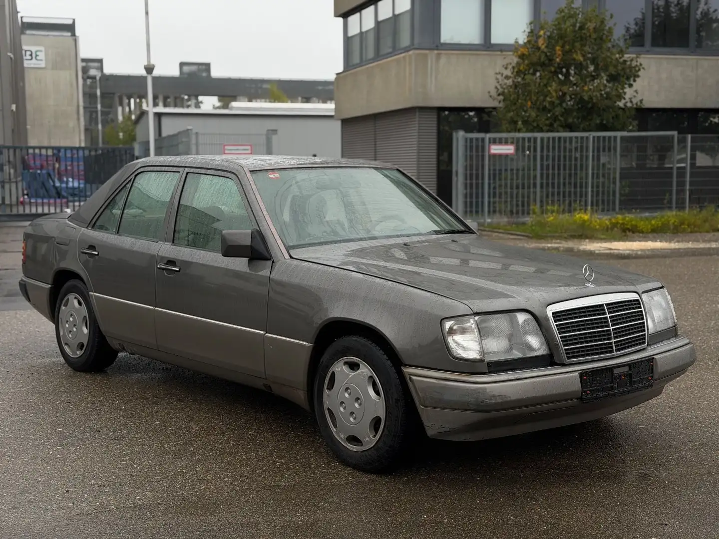 Mercedes-Benz 250 D W124 Limousine Schiebedach Ahk Grau - 2