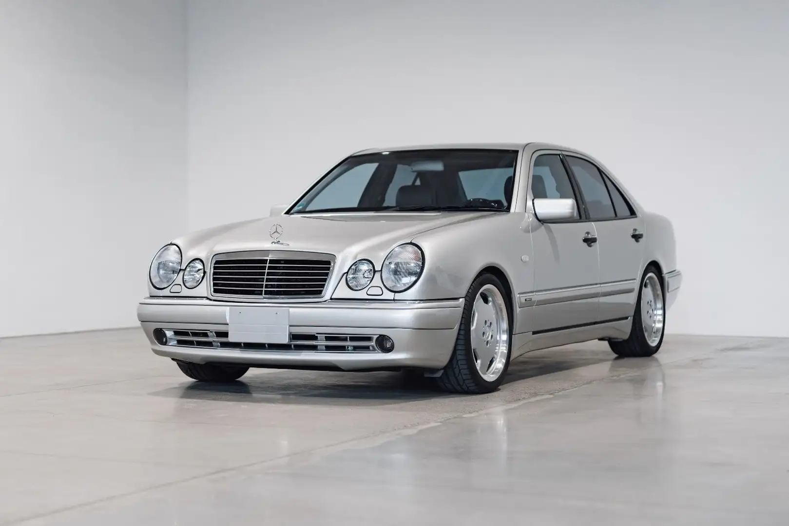 Mercedes-Benz E 55 AMG Silber - 2