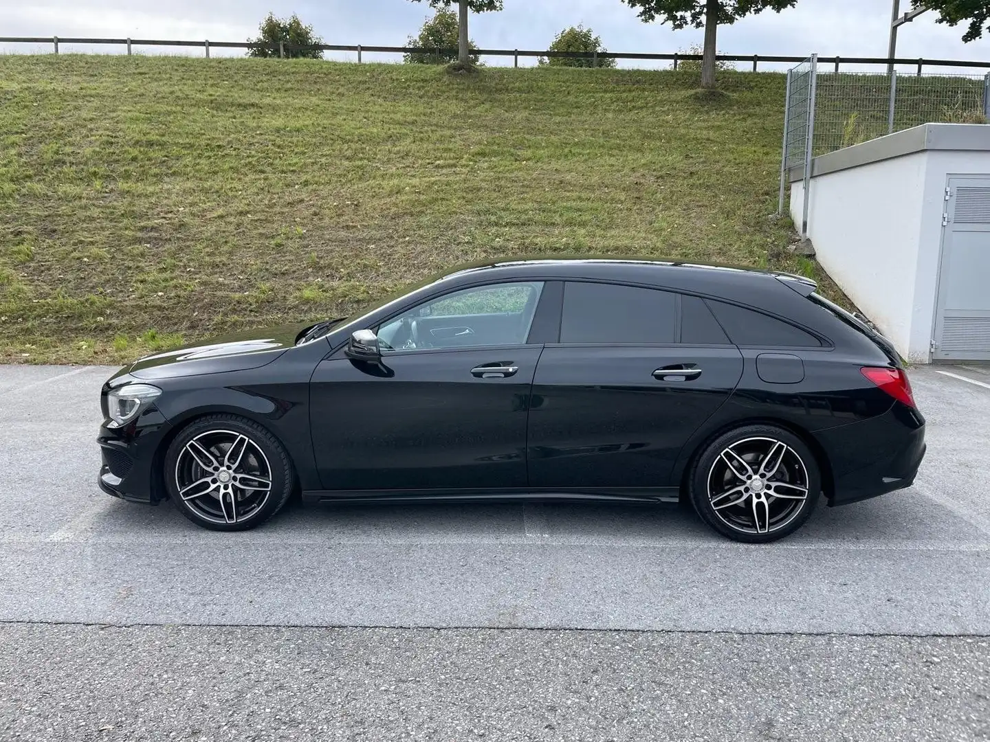 Mercedes-Benz CLA 250 CLA Shooting Brake 250 7G-DCT AMG Line Noir - 2