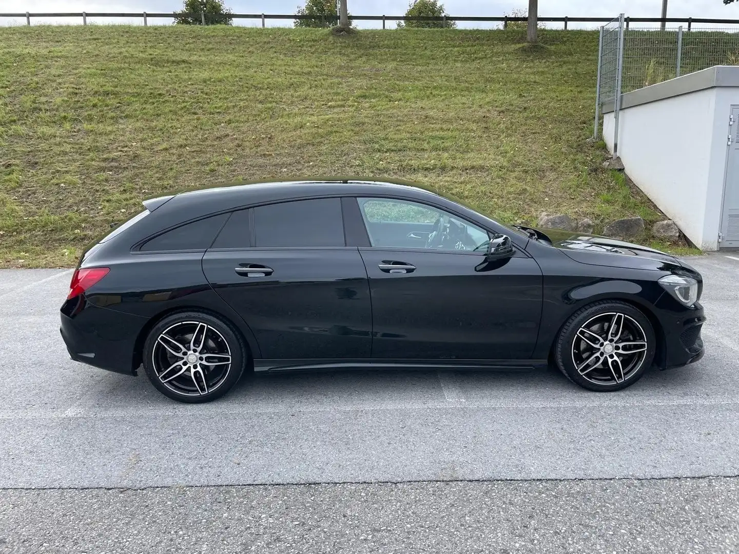 Mercedes-Benz CLA 250 CLA Shooting Brake 250 7G-DCT AMG Line Noir - 1