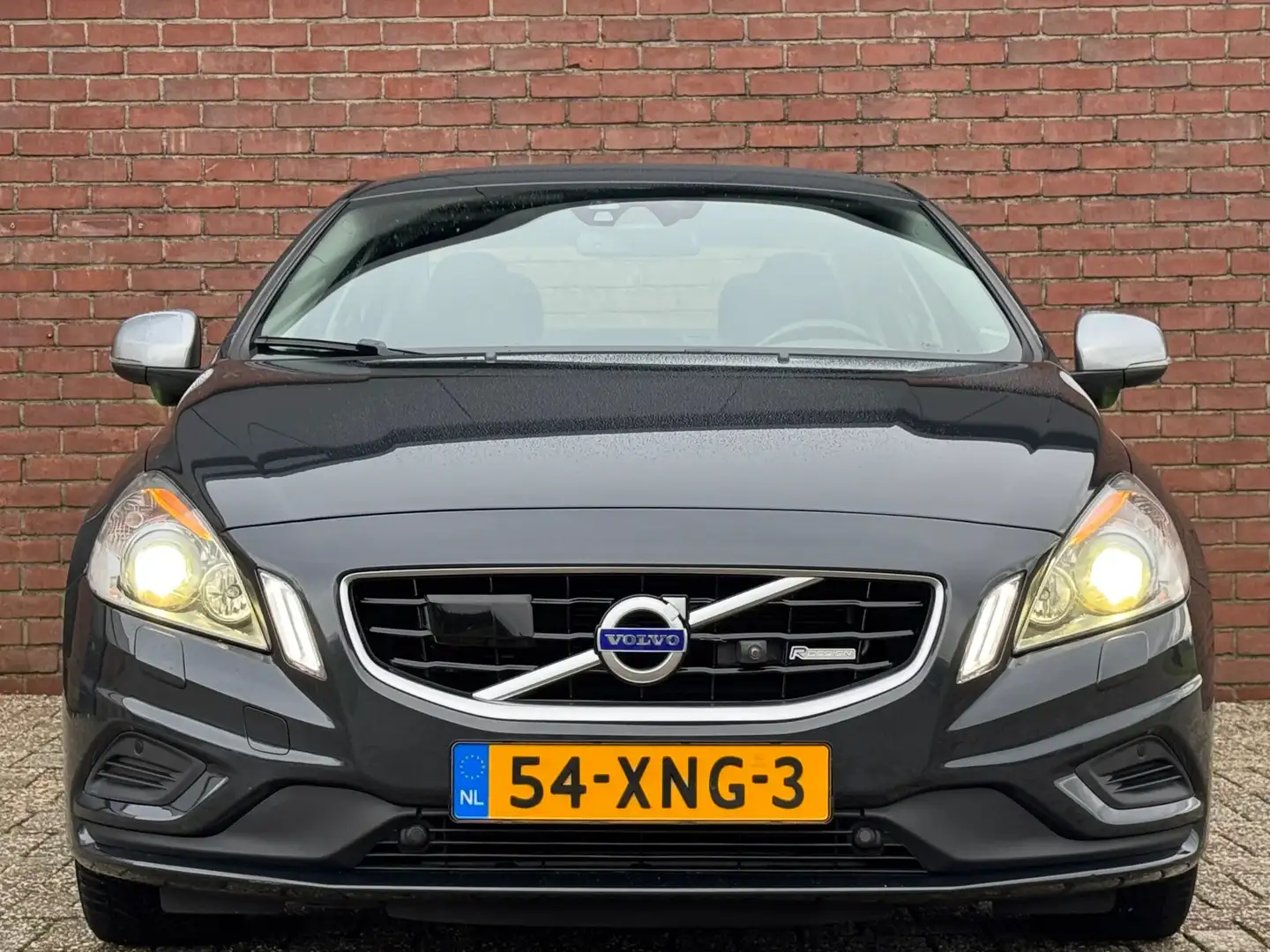 Volvo S60 2.0 T5 R-DESIGN | DEALER OH! | NAVI! | CAMERA! Grau - 2