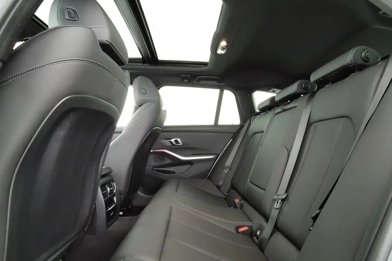 BMW 330 i xDrive M Sport ACC|Pano|HUD|ParkAs+360|AHK 16